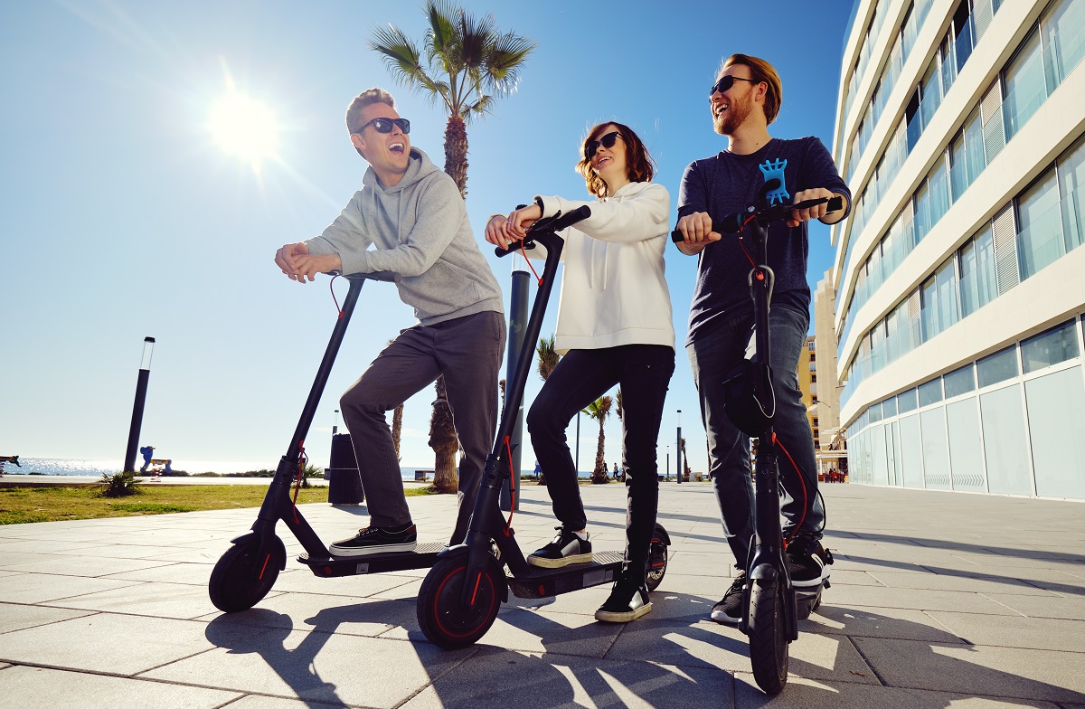 Location d'une trottinette électrique au meilleur prix à Cannes sur la Côte  d'Azur - Pop'Bike - Location Trottinette électrique et Scooter - POP'BIKE